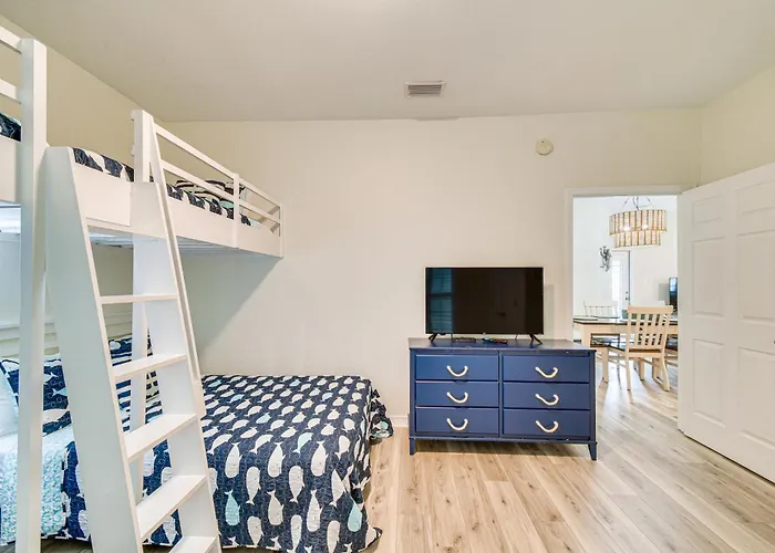 Coastal Getaway - Near The Beaches! Holiday home